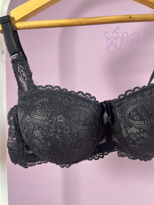 نمای نزدیک ست شورت و سوتین اسفنجی نرم نرمک رنگ مشکی