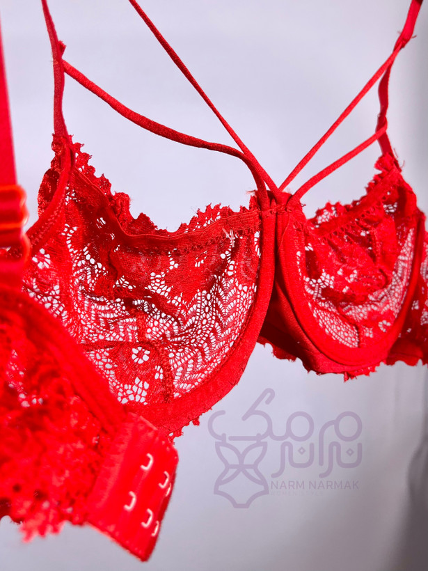 نمای پشت سوتین قرمز نرم نرمک