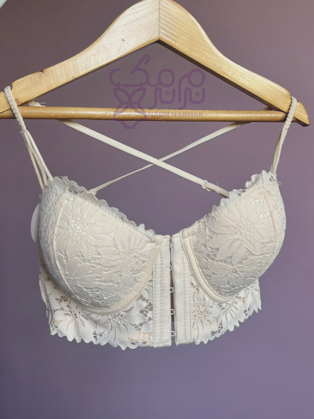 نمای نزدیک سوتین جلوبازشو