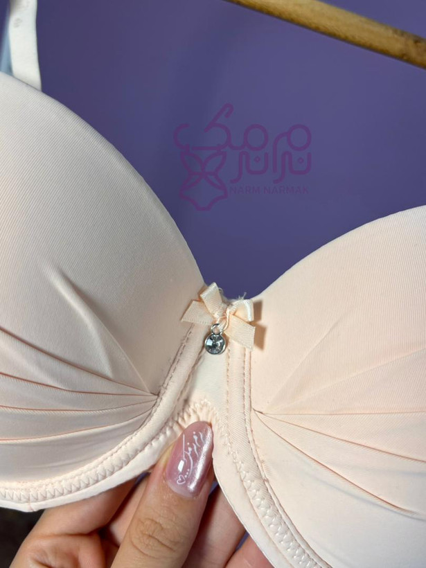 نمای نزدیک سوتین بی نایس نرم نرمک