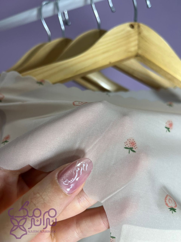 نمای نزدیک شورت بیرنگ نازک