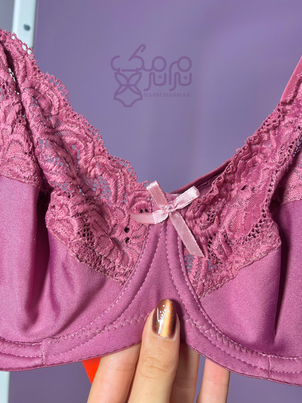 نمای نزدیک سوتین گنی | نرم نرمک