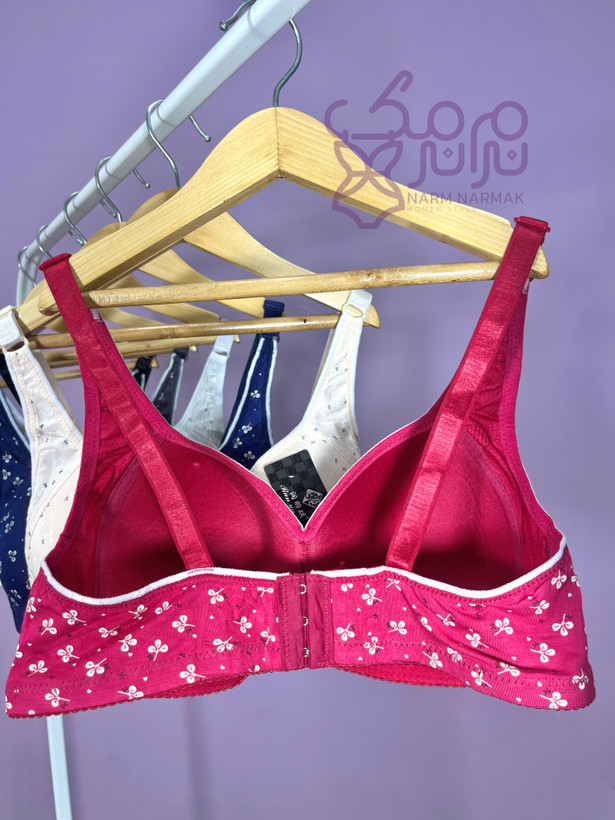 نمای پشت سوتین اسفنجی بدون فنر