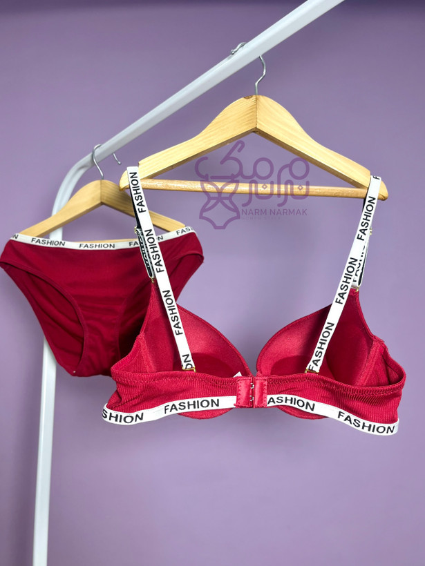 نمای پشت ست شورت و سوتین اسفنجی